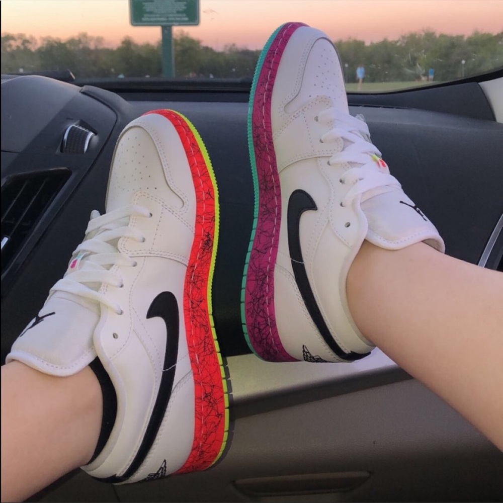 Multicolor Jordan 1s low, 4 in Kids or 5.5 Womens